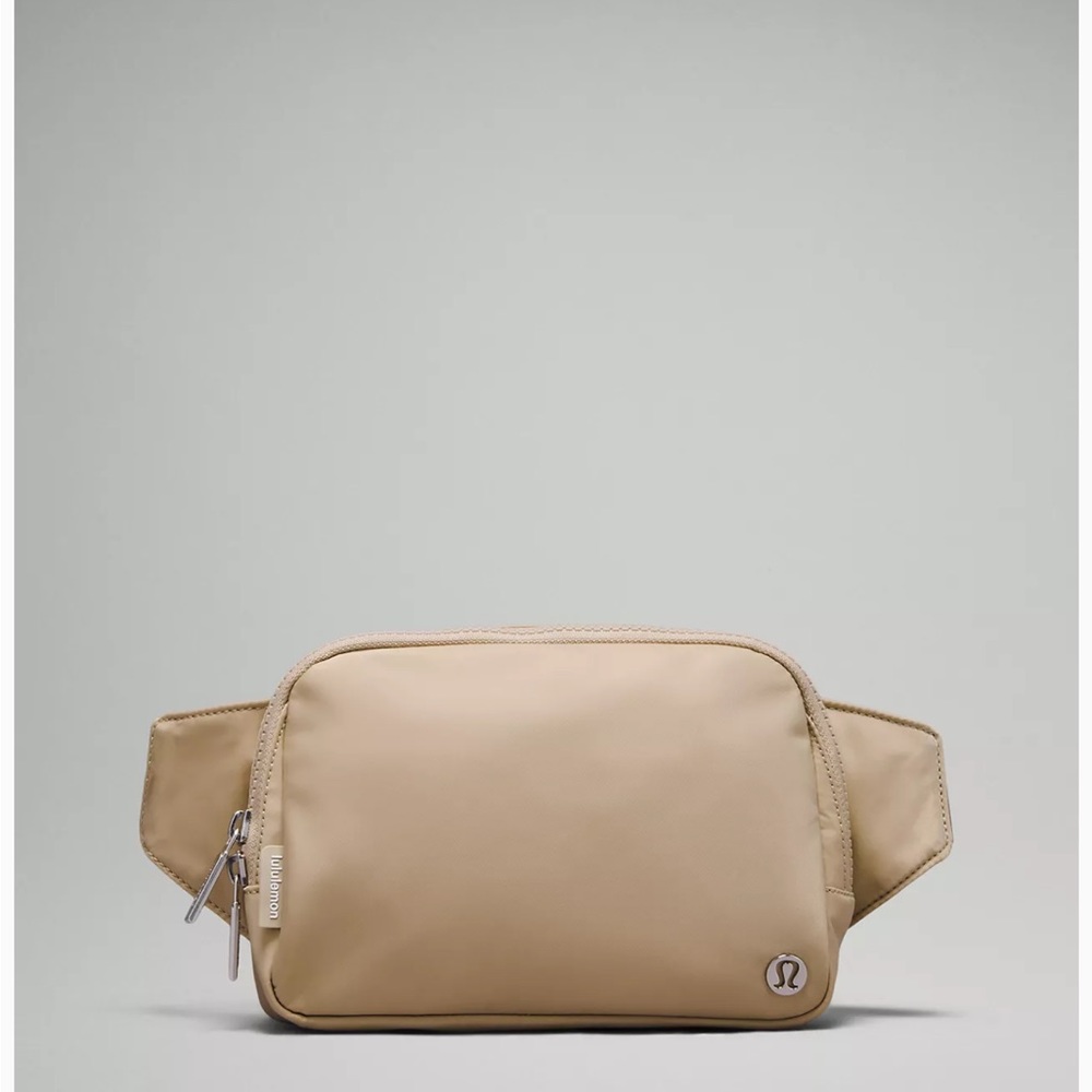 Lululemon belt bag 2L. Color trench. Never used.